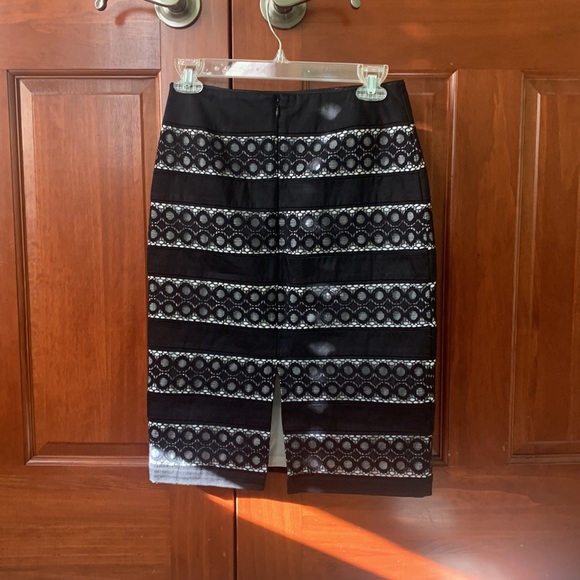 Black pencil skirt with lace detail - Picture 2 of 2